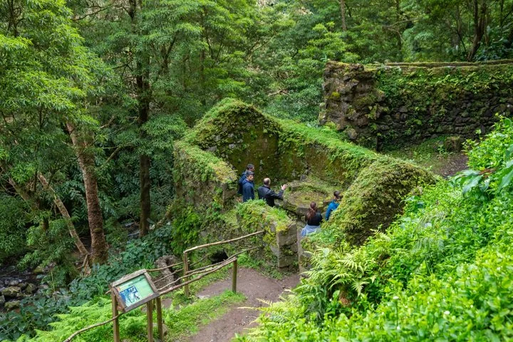 Canyoneur sautant dans un bassin depuis un rebord rocheux